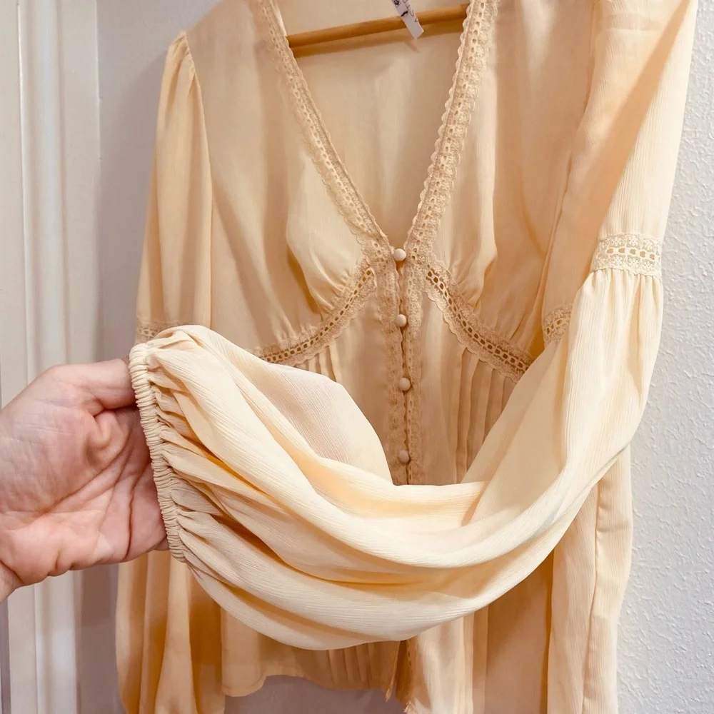 NWT ASTR THE LABEL Pendulum Sleeve Lace Trim Cream Blouse. MEDIUM - Picture 6 of 7